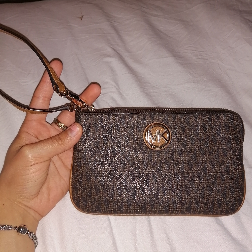Mickael kors wristlet